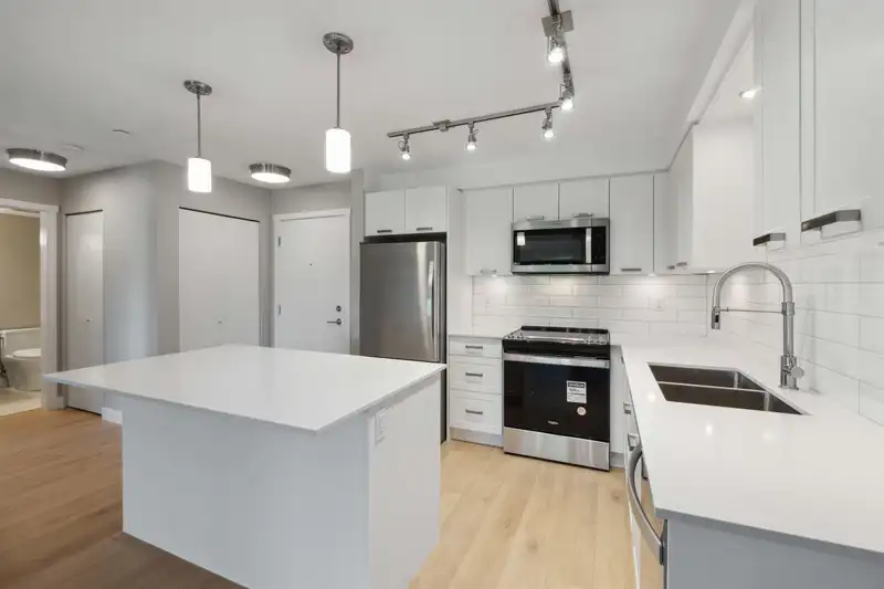 302 22562 121 AVENUE - photo 1 of 33