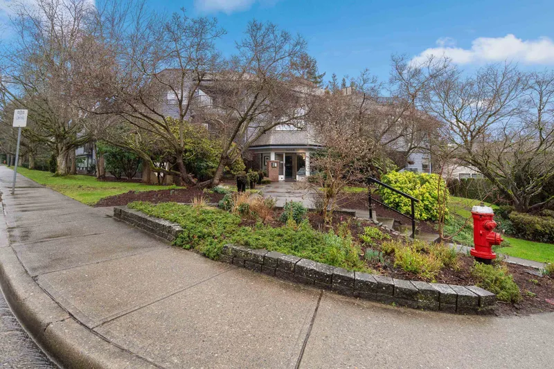 202 14950 THRIFT AVENUE - photo 2 of 25