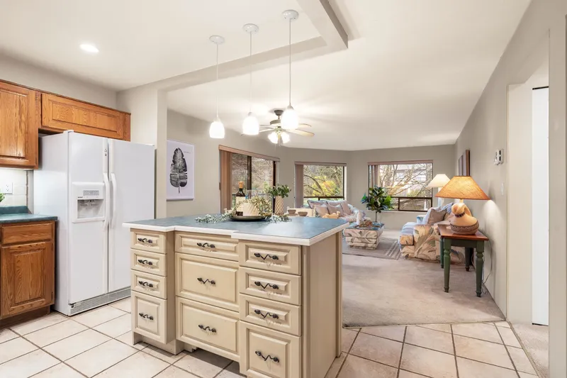 202 14950 THRIFT AVENUE - photo 4 of 25