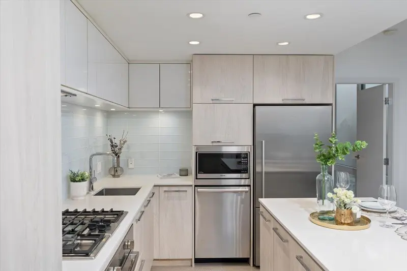 1402 680 SEYLYNN CRESCENT - photo 2 of 25