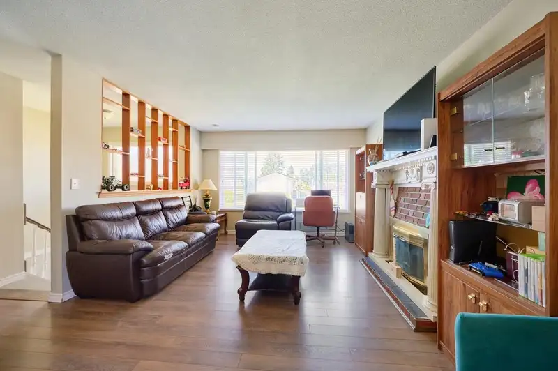 9498 119 STREET - photo 3 of 17