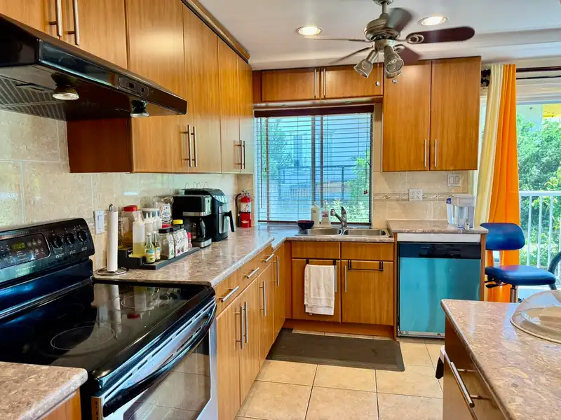 208 815 FOURTH AVENUE - photo 1 of 31