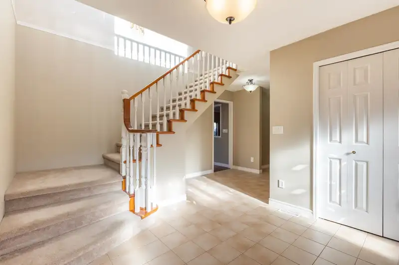 15839 98A AVENUE - photo 4 of 40