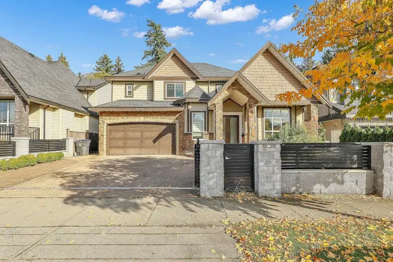 8232 144A STREET - photo 1 of 23