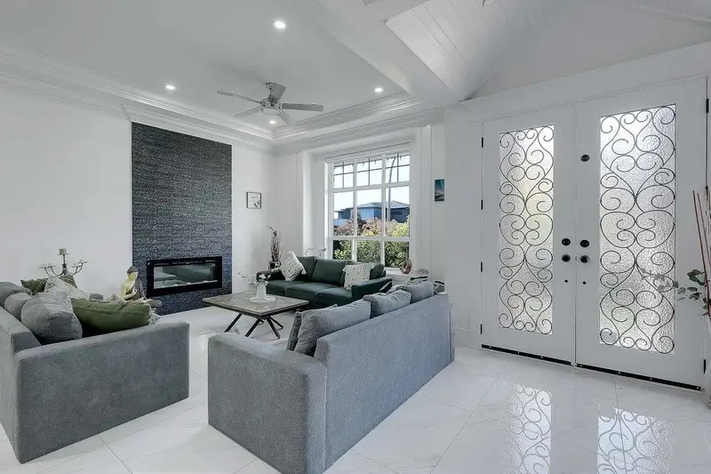 8232 144A STREET - photo 2 of 23