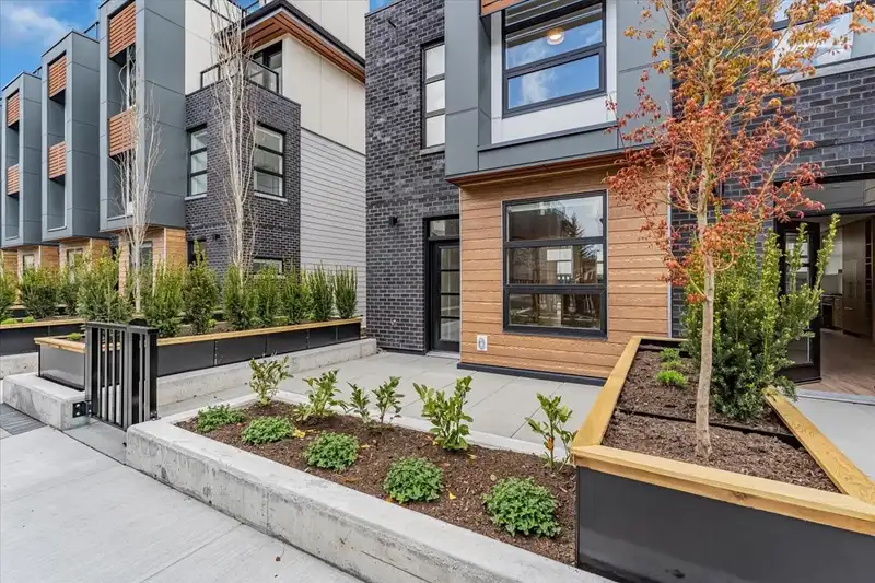 1001 6085 IRMIN STREET - photo 1 of 38