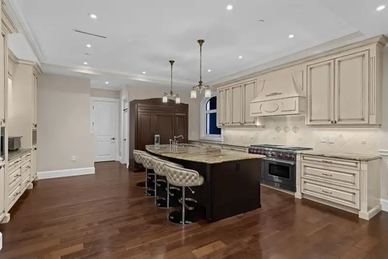 1367 CHARTWELL DRIVE - photo 3 of 30