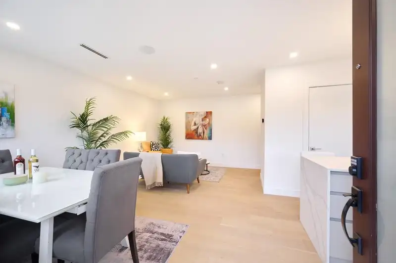 3509 TRIUMPH STREET - photo 2 of 21