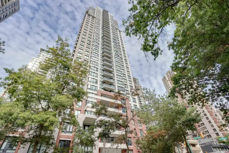 1602 909 MAINLAND STREET - photo 1 of 33