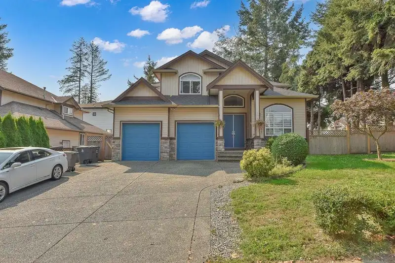 16006 90 AVENUE - photo 1 of 40