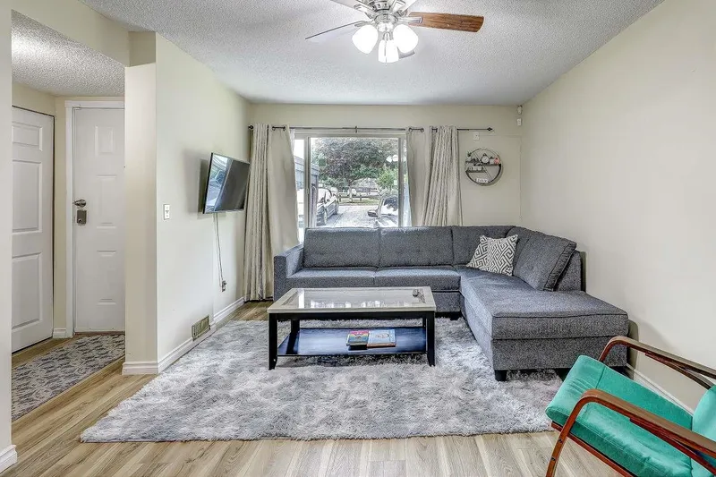 6928 134 STREET - photo 3 of 21