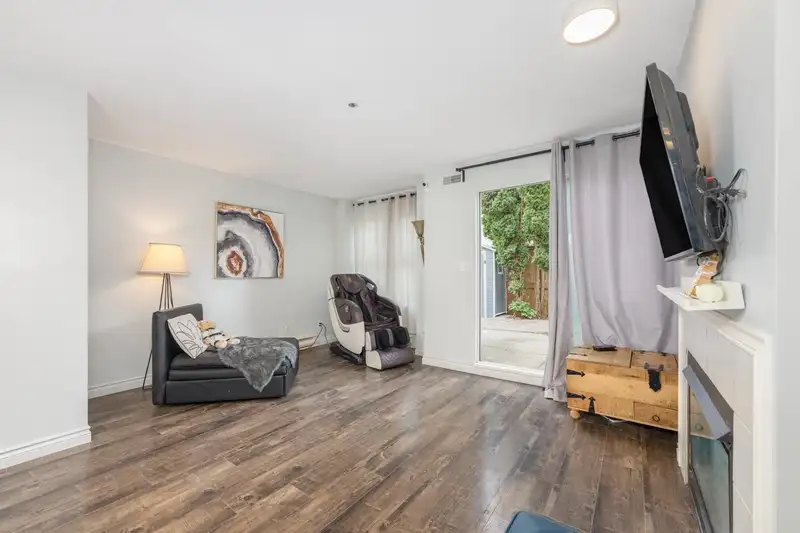 D 3439 E 43RD AVENUE - photo 2 of 36