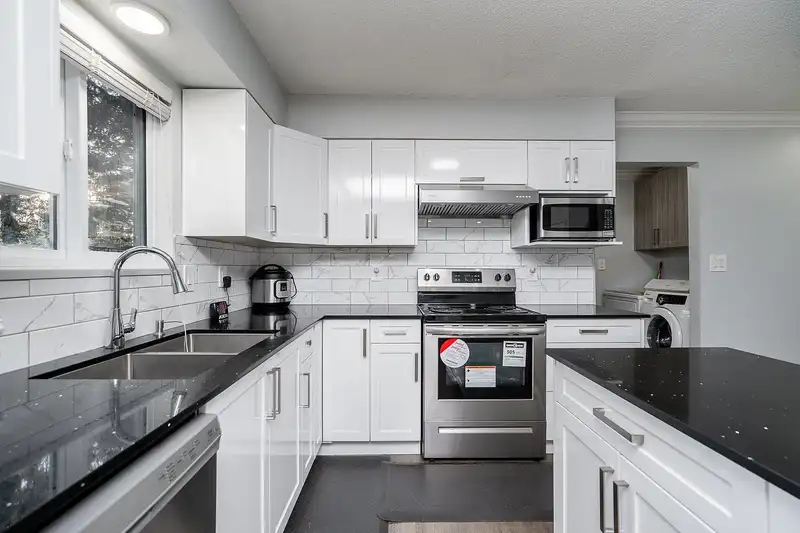 1648 ST. ALBERT AVENUE - photo 3 of 39