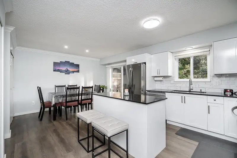 1648 ST. ALBERT AVENUE - photo 4 of 39