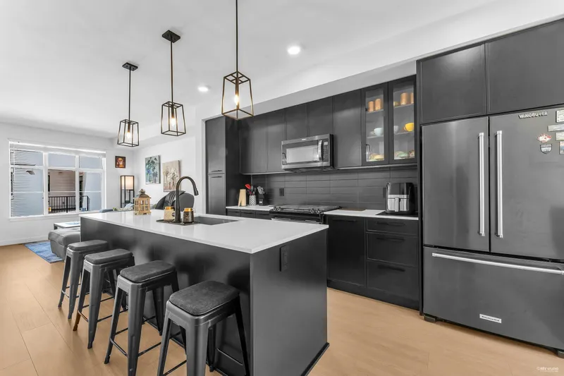 69 2774 MONTROSE AVENUE - photo 1 of 25