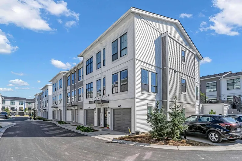 69 2774 MONTROSE AVENUE - photo 2 of 25