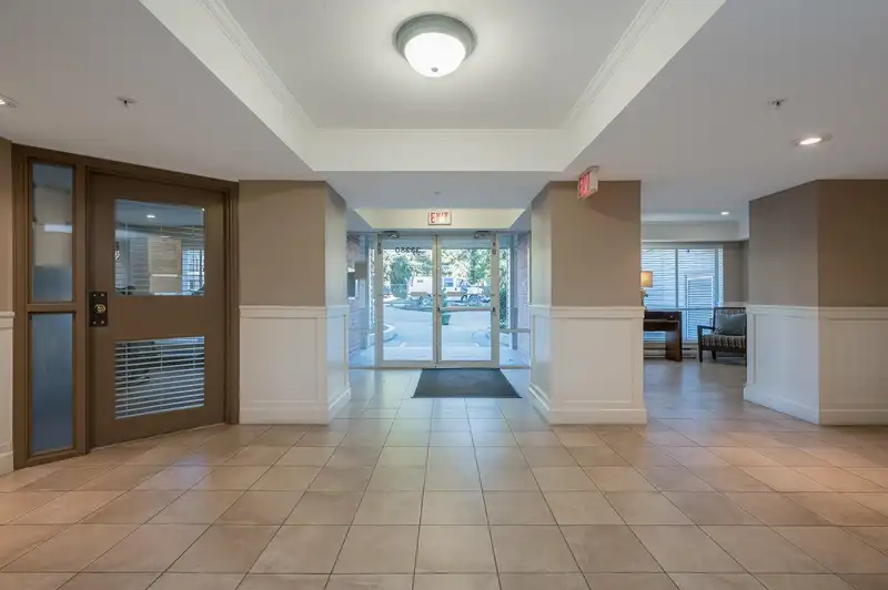 302 33280 E BOURQUIN CRESCENT - photo 4 of 36