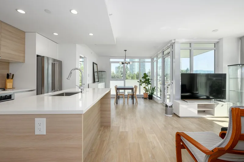 407 525 FOSTER AVENUE - photo 1 of 25