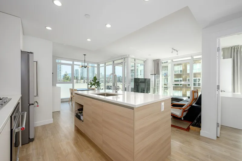 407 525 FOSTER AVENUE - photo 2 of 25