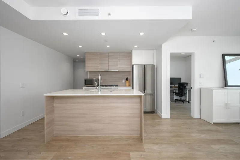 407 525 FOSTER AVENUE - photo 3 of 25