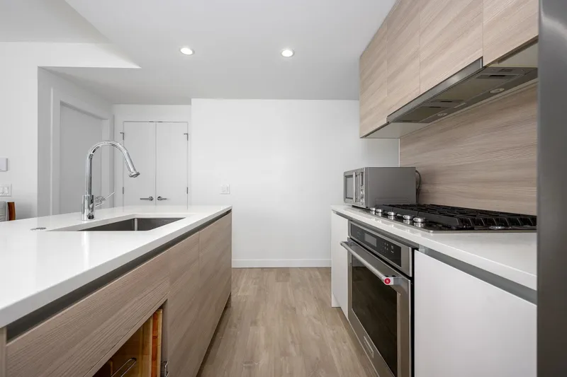 407 525 FOSTER AVENUE - photo 4 of 25