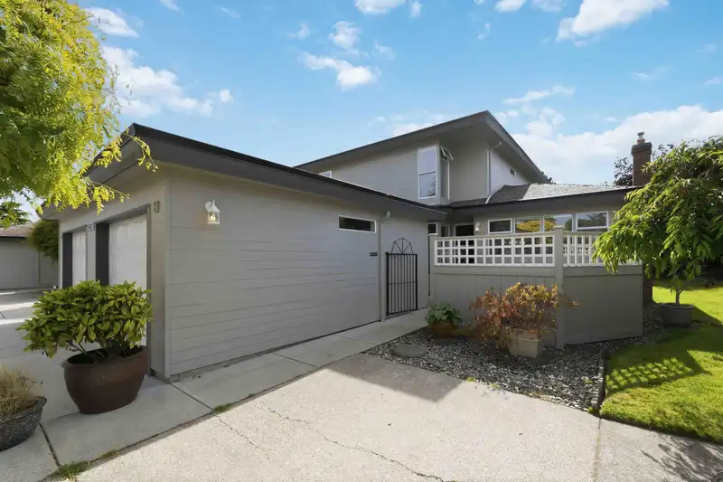 2 14227 18A AVENUE - photo 2 of 39