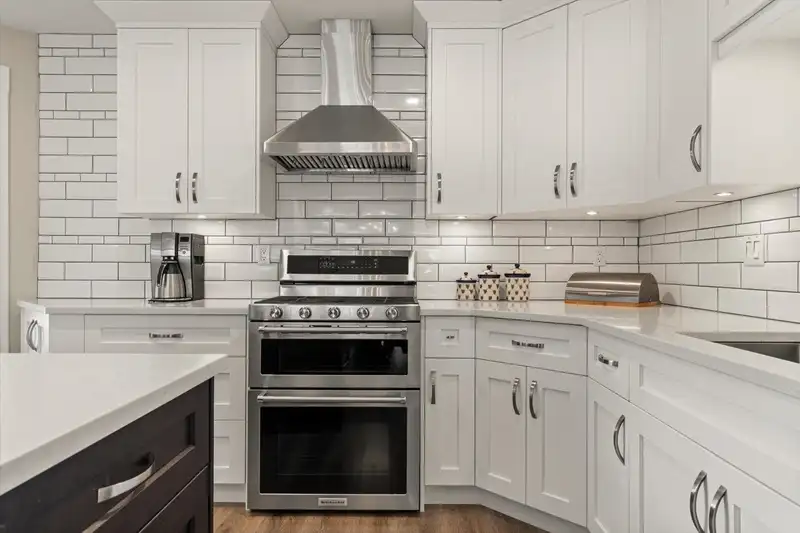 20 3055 TRAFALGAR STREET - photo 3 of 38