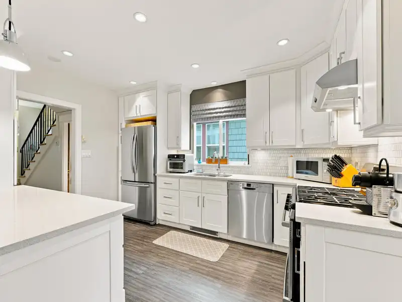 431 E 23RD AVENUE - photo 3 of 34