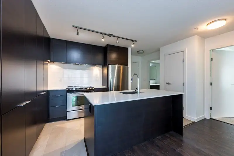 302 1677 LLOYD AVENUE - photo 2 of 33