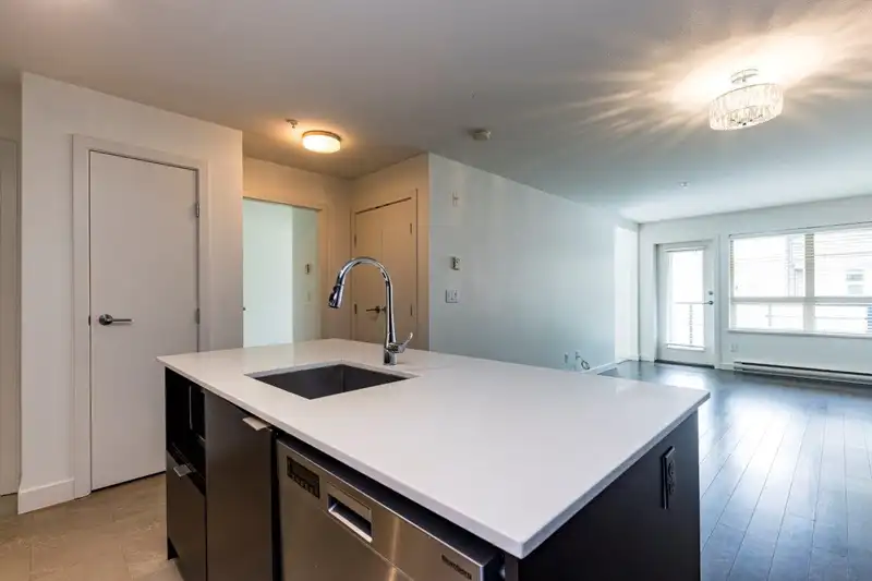302 1677 LLOYD AVENUE - photo 3 of 33