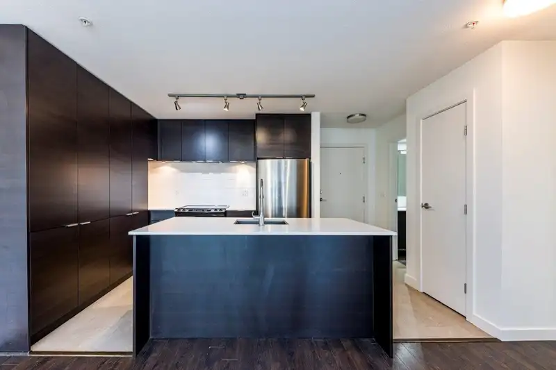 302 1677 LLOYD AVENUE - photo 4 of 33