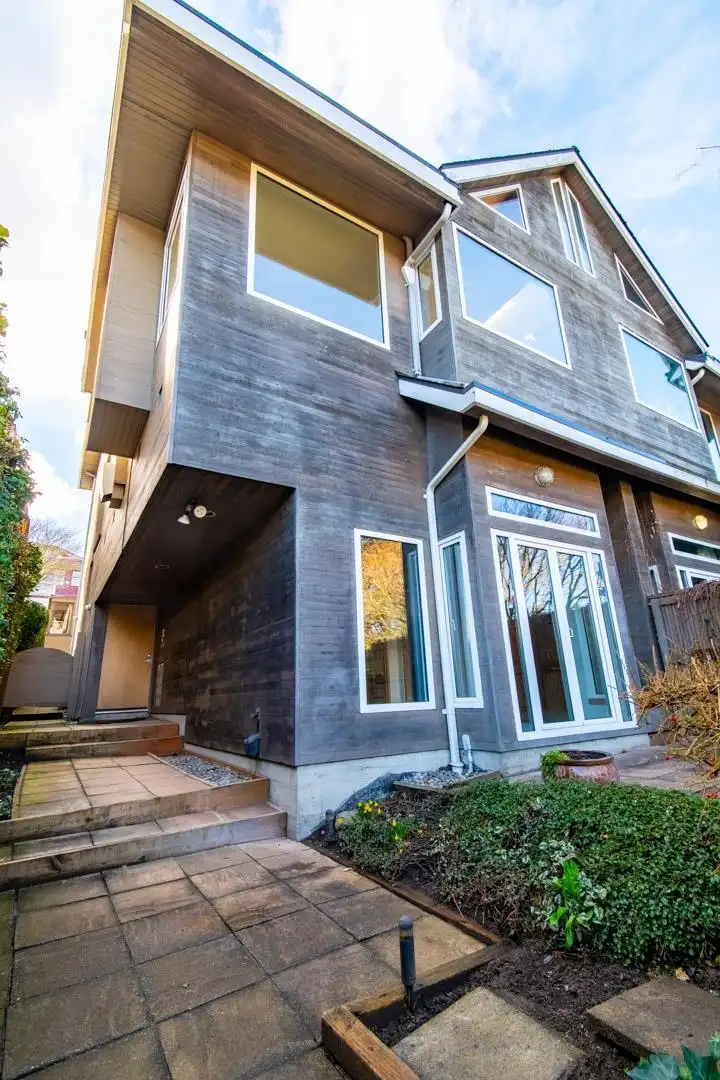 2550 YORK AVENUE - photo 3 of 36