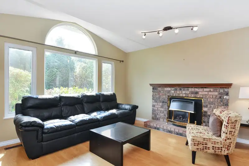 14063 16 AVENUE - photo 2 of 23
