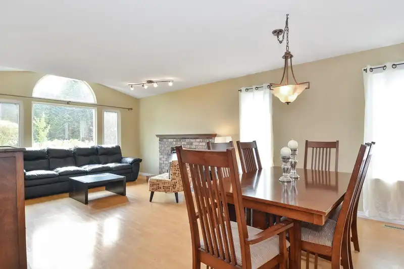 14063 16 AVENUE - photo 4 of 23