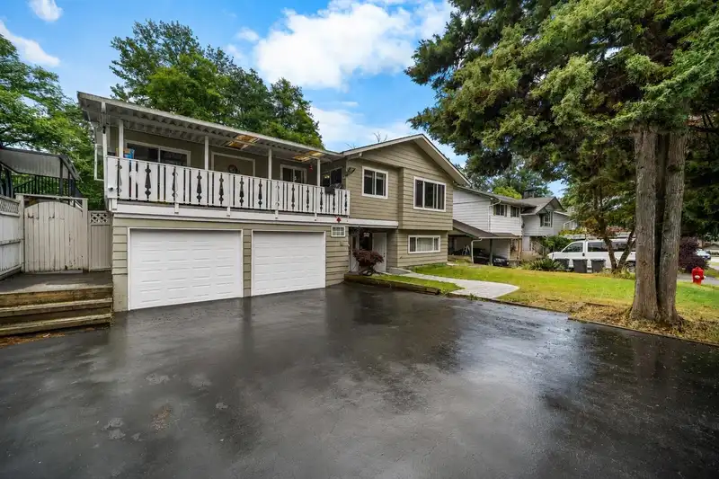 8912 URSUS CRESCENT - photo 3 of 40