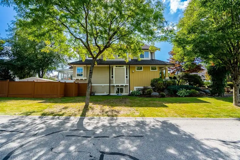 7240 146 STREET - photo 4 of 40