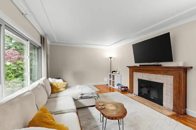 1095 E 29TH STREET - photo 2 of 34