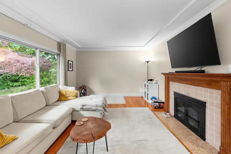1095 E 29TH STREET - photo 3 of 34