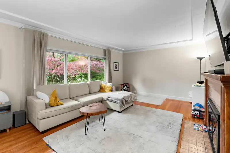 1095 E 29TH STREET - photo 4 of 34