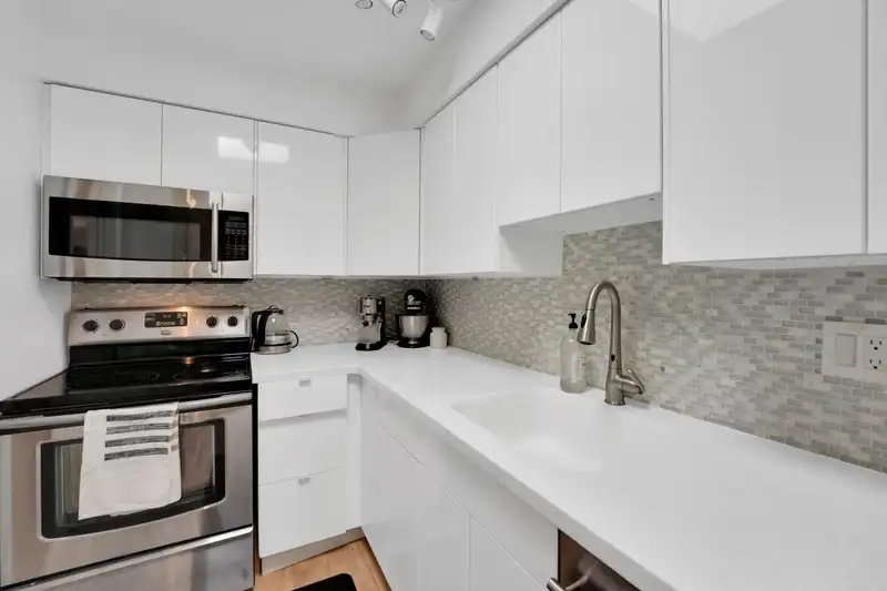 406 1157 NELSON STREET - photo 1 of 16