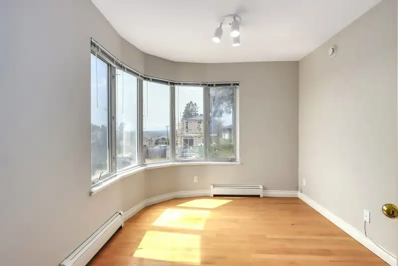 5309 DUNDAS STREET - photo 4 of 33