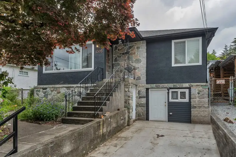 1305 THOMAS AVENUE - photo 2 of 33