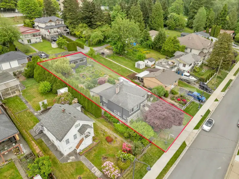 1305 THOMAS AVENUE - photo 4 of 33
