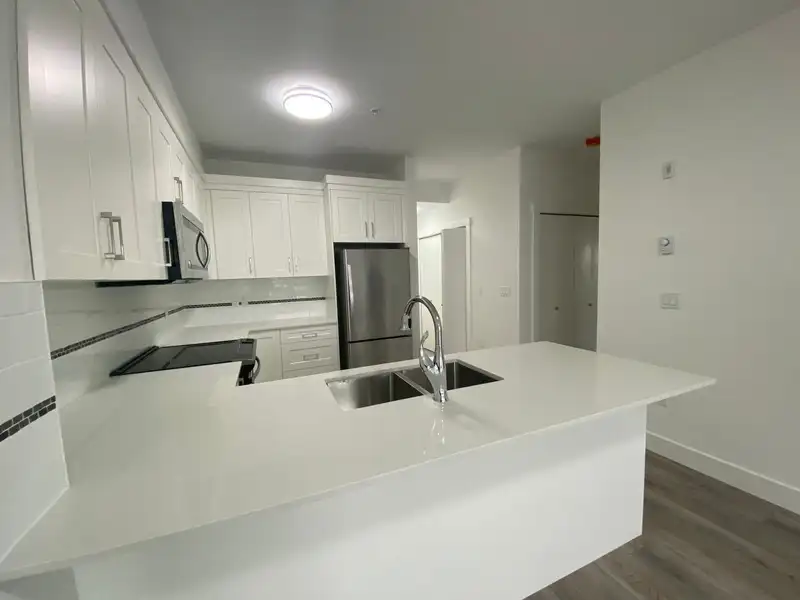 408 22577 ROYAL CRESCENT - photo 3 of 21