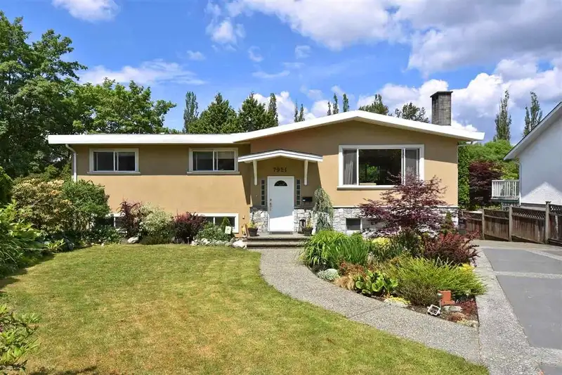 7921 BURNFIELD CRESCENT - photo 1 of 10