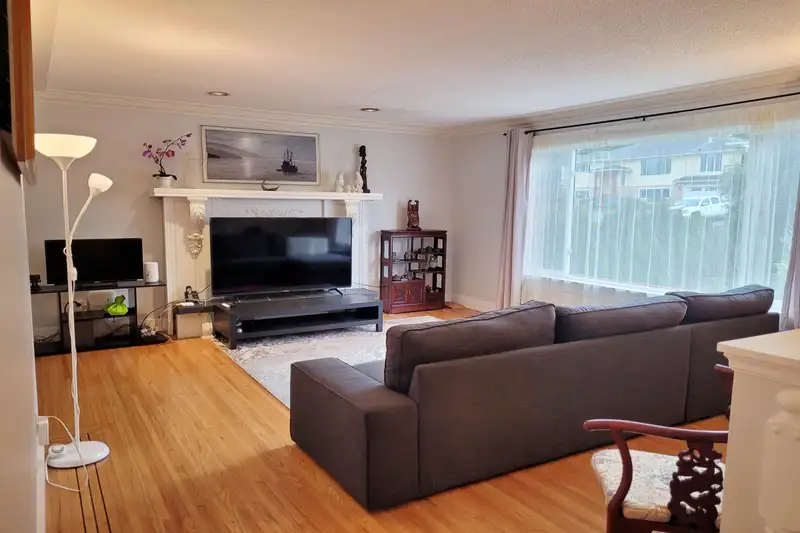 7921 BURNFIELD CRESCENT - photo 2 of 10
