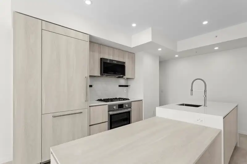305 3264 VANNESS AVENUE - photo 3 of 32
