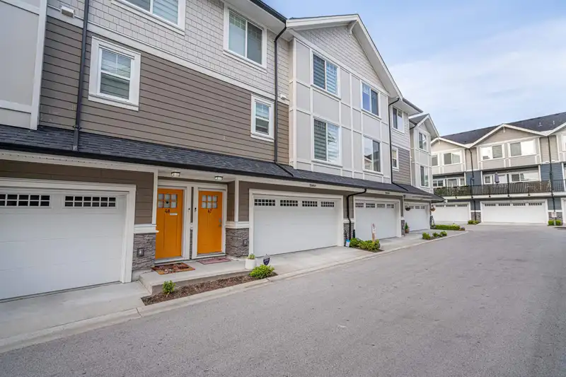 47 19501 74 AVENUE - photo 1 of 37
