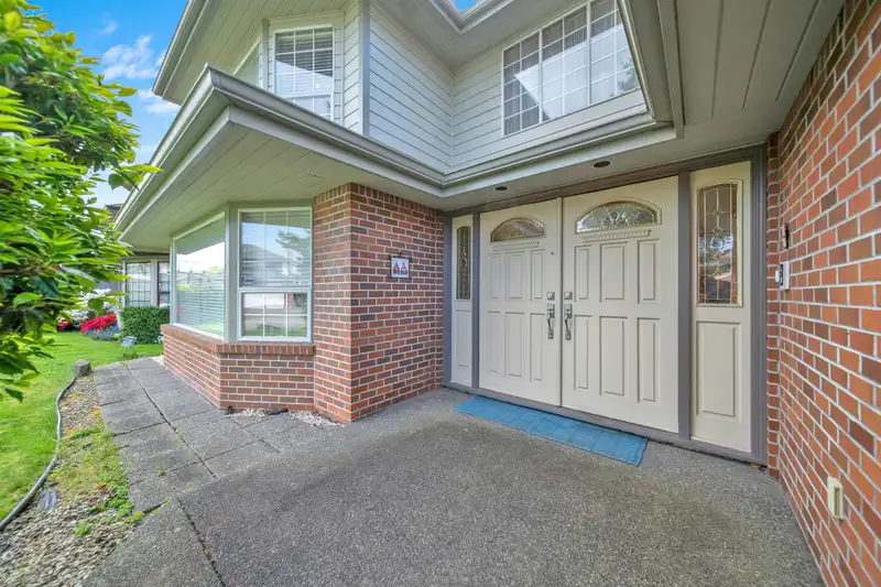 5451 MYTKO CRESCENT - photo 2 of 39
