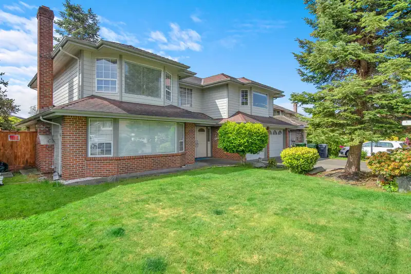 5451 MYTKO CRESCENT - photo 3 of 39